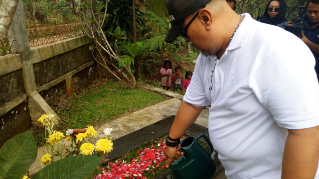 Indro ziarah ke makam Kasino di Bogor (Foto: D.N Mustika Sari/kumparan)