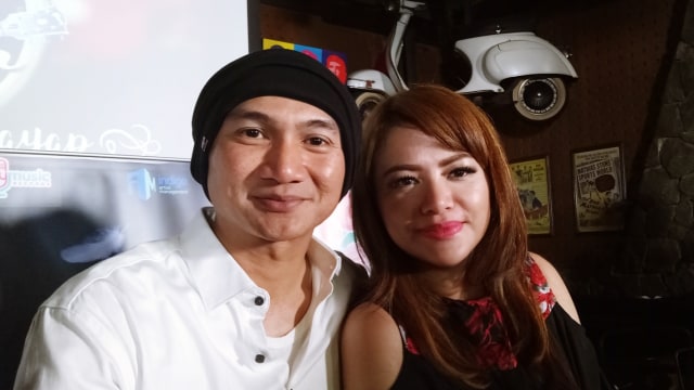 Anji dan istri, Wina Natalia. (Foto: Prabarini Kartika/kumparan)
