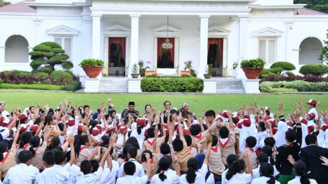 Jokowi bersama anak sekolah (Foto: Dok. Biro Sespres)