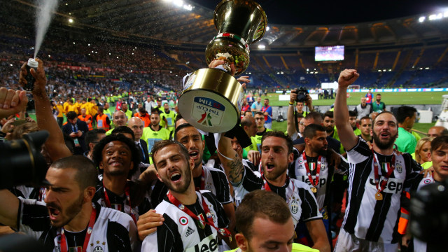 Juventus dengan trofi Coppa Italia mereka. (Foto: Alessandro Bianchi/Reuters)