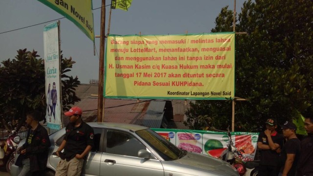 Tulisan di depan Lottemart, Bekasi Selatan (Foto: Aria Pradana/kumparan)