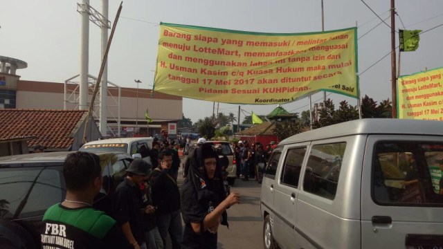 Tulisan di depan Lottemart, Bekasi Selatan (Foto: Aria Pradana/kumparan)