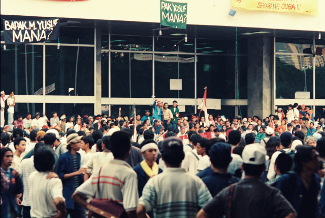 Mahasiswa berhasil masuk DPR, Mei 1998. (Foto: Dok. Muhammad Firman Hidayatullah)