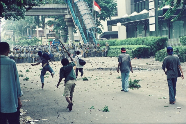 Bentrok mahasiswa dan aparat, Mei 1998. (Foto: Dok. Muhammad Firman Hidayatullah)
