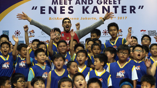 Enes kanter berpose bersama anak-anak. (Foto: Sigit Kurniawan/ANTARA)