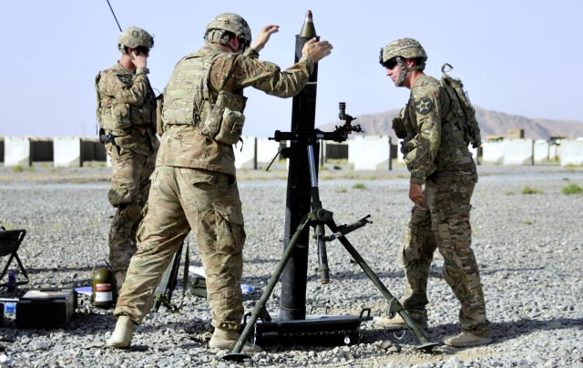 Peluncuran mortar oleh militer AS (Foto: Defense.gov )