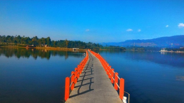 Berfoto di Jembatan Cinta, Situ Cileunca Pangalengan