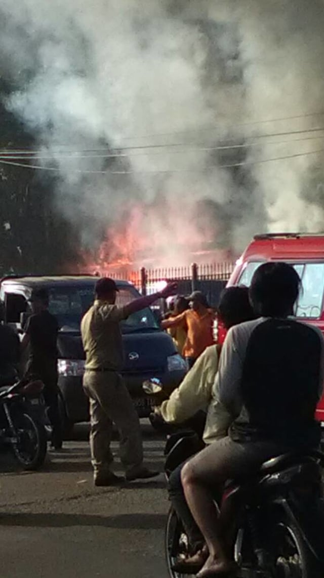 Kebakaran di Stasiun Klender. (Foto: Dok. Anny)