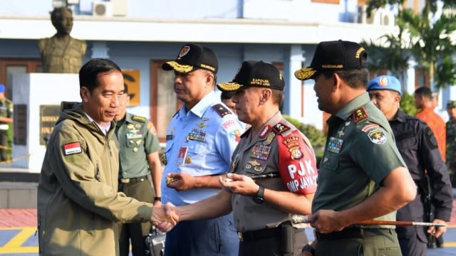 Jokowi bersalaman dengan pejabat. (Foto: Biro Pers, Media, dan Informasi Sekretariat Presiden)