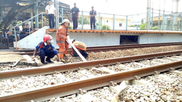 Petugas damkar di Stasiun Klender (Foto: Amanaturrosyidah/kumparan)