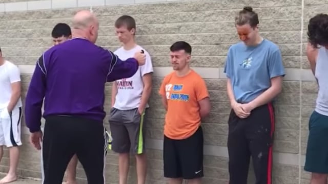 Pelajar di semprot Pepper Spray. (Foto: Viral Hog/Youtube)