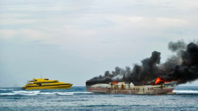 Ilustrasi kapal terbakar. (Foto: Flickr)