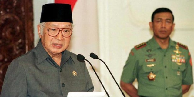Soeharto dengan Wiranto di belakangnya. (Foto: Reuters.)