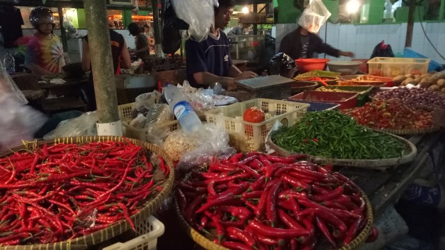 Penjual cabai di pasar tradisional (Foto: Nicha Muslimawati/kumparan)