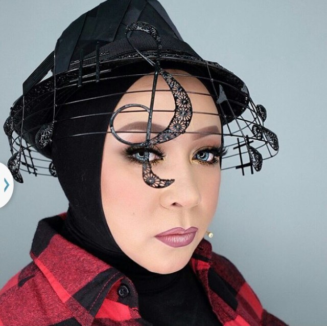 Suka Tampil Unik, Aneka Head Piece Melly Goeslaw Ini Keren Banget (1)