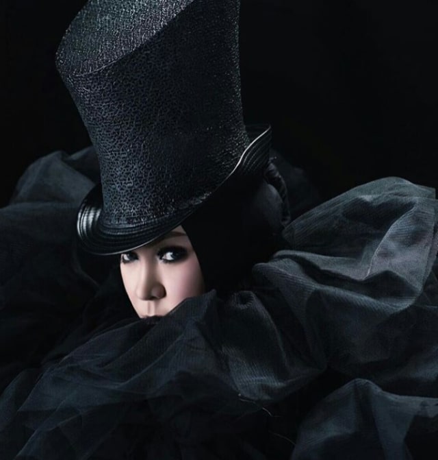 Suka Tampil Unik, Aneka Head Piece Melly Goeslaw Ini Keren Banget (5)