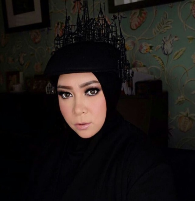 Suka Tampil Unik, Aneka Head Piece Melly Goeslaw Ini Keren Banget (7)