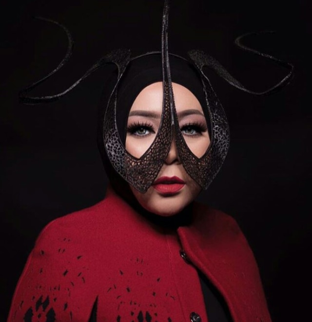 Suka Tampil Unik, Aneka Head Piece Melly Goeslaw Ini Keren Banget (8)