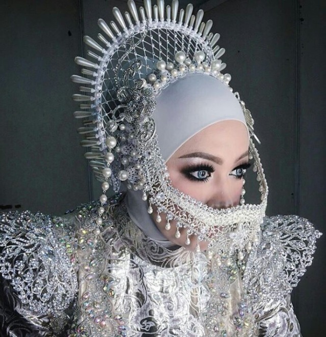 Suka Tampil Unik, Aneka Head Piece Melly Goeslaw Ini Keren Banget (14)