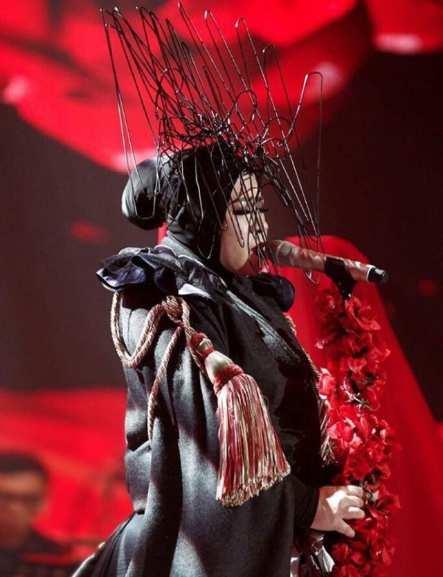 Suka Tampil Unik, Aneka Head Piece Melly Goeslaw Ini Keren Banget (16)