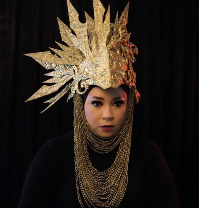 Suka Tampil Unik, Aneka Head Piece Melly Goeslaw Ini Keren Banget (17)