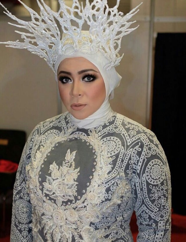 Suka Tampil Unik, Aneka Head Piece Melly Goeslaw Ini Keren Banget (19)