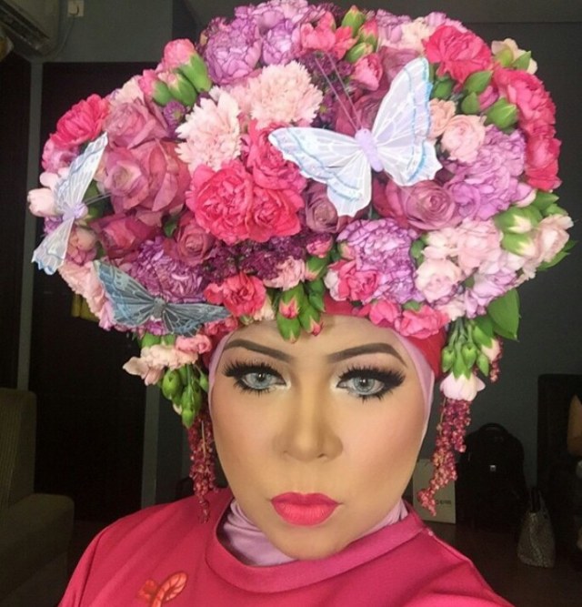 Suka Tampil Unik, Aneka Head Piece Melly Goeslaw Ini Keren Banget (20)