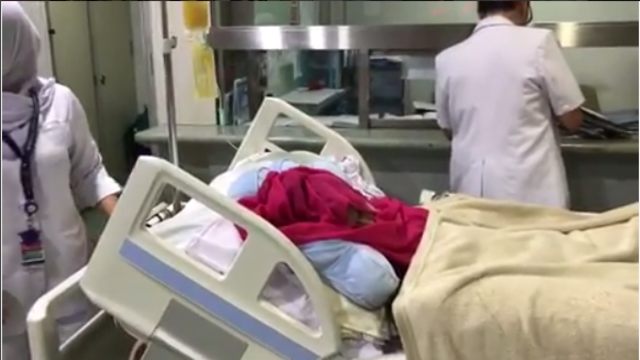 Julia Perez saat tengah menjalani tindakan (Foto: Instagram @anggietheperez)