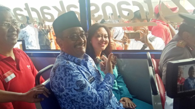 Djarot mencoba bus baru (Foto: Nadia Riso/kumparan)