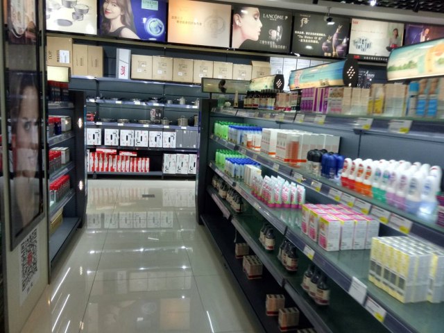 Bertualang ke Khorgos: Pusat Perbelanjaan  (Foto: Wisnu Prasetyo/kumparan)