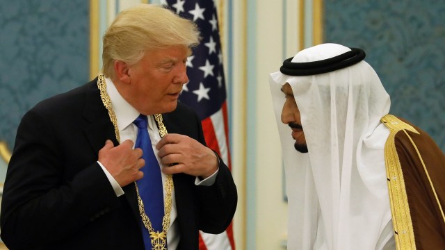 Donald Trump dan Raja Salman (Foto: REUTERS/Jonathan Ernst)