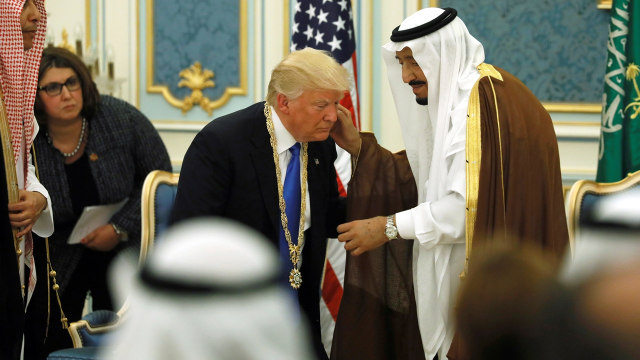Donald Trump dan Raja Salman (Foto: REUTERS/Jonathan Ernst)