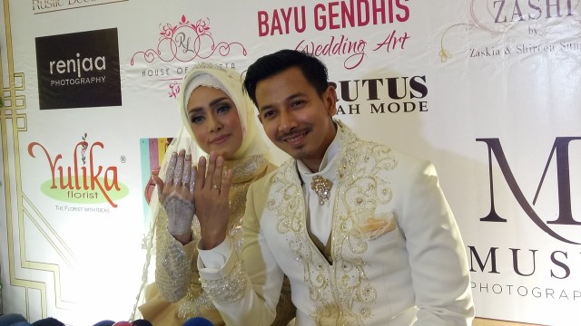 Preskon Fairuz & Sonny setelah akad nikah (Foto: DN Mustika/kumparan)