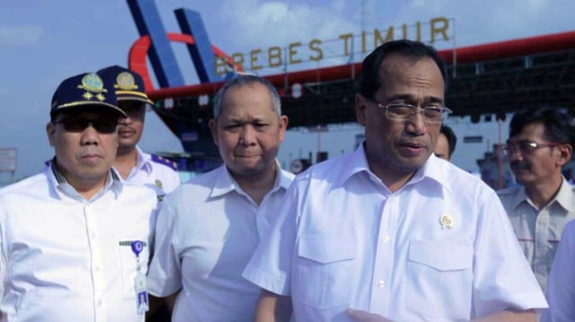 Menhub Budi Karya sidak di Pintu Tol Brebes Timur (Foto: Aditia Rijki Nugraha/kumparan)