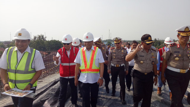 Budi Karya tinjau pembangunan flyover Dermoleng. (Foto: Aditia Rijki Nugraha/kumparan)