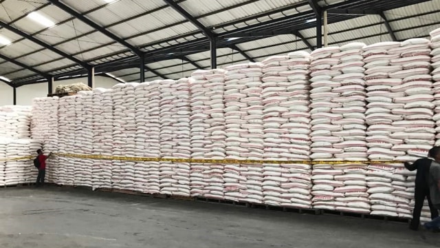 Penggerebekan gudang gula rafinasi. (Foto: Dok. Bareskrim)