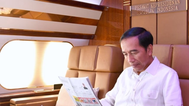 Jokowi sedang membaca surat kabar. (Foto: Twitter @jokowi)