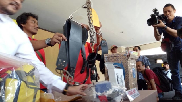 Barang bukti pesta gay di Mapolres Jakarta Utara (Foto: Aria Pradana/kumparan)