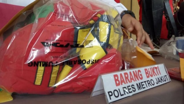 Barang bukti pesta gay di Mapolres Jakarta Utara (Foto: Aria Pradana/kumparan)
