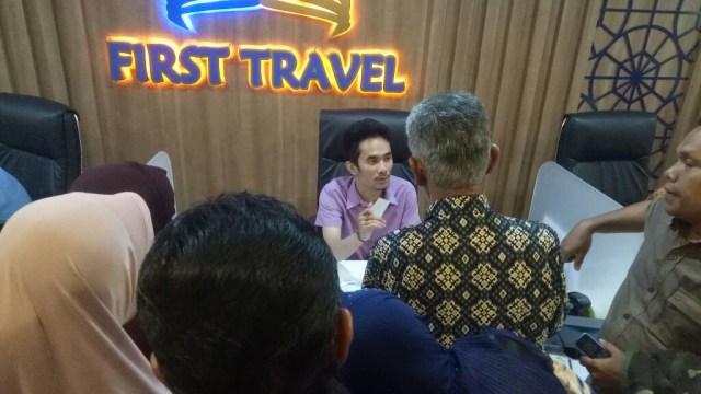 Calon jemaah umroh datangi First Travel (Foto: Johanes Hutabarat/kumparan)