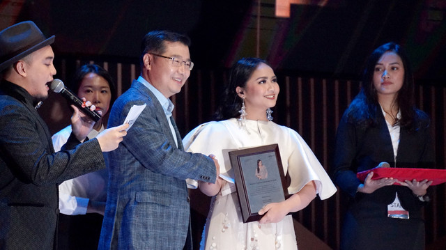 Gita menerima penghargaan. (Foto: Niken Nurani/kumparan)