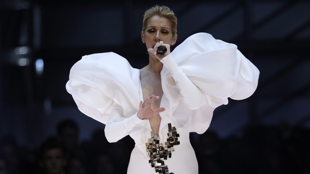 Celine Dion tampil ketika Billboard Music Awards  (Foto: REUTERS/Mario Anzuoni)
