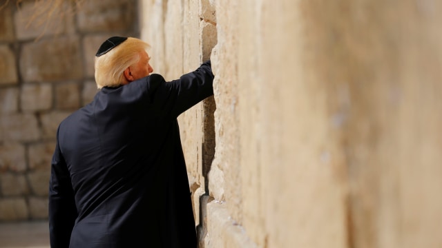 Donald Trump berdoa di Tembok barat Yerusalem. Foto: REUTERS/Jonathan Ernst
