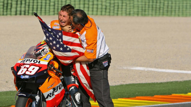 Nicky Hayden saat bersama Tim Repsol Honda. (Foto: Twitter: Marc Marquez)