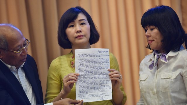 Veronica memperlihatkan tulisan tangan Ahok (Foto: Antara/Wahyu Putro)