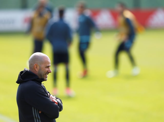 Peter Bosz di sesi latihan Ajax. (Foto: Michael Kooren/Reuters)