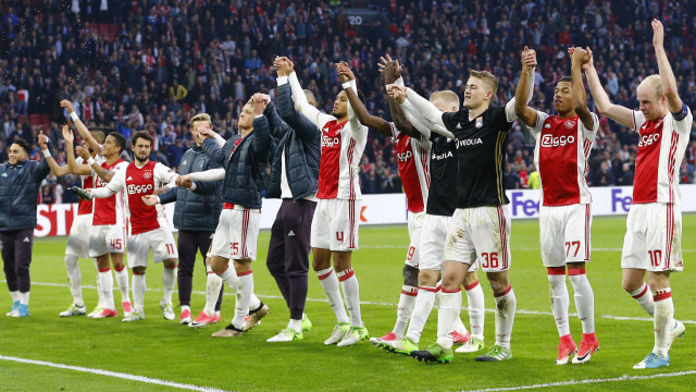 Para pemain Ajax merayakan kemenangan. (Foto: Michael Kooren/Reuters)