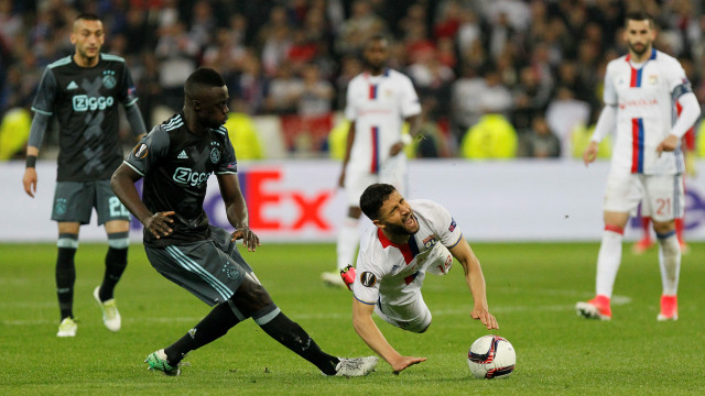 Davinson Sanchez (kiri) menjegal Nabil Fekir. (Foto: Reuters/Emmanuel Foudrot)