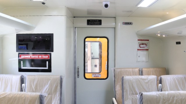 Interior kereta ekonomi premium buatan INKA (Foto: Dok. INKA)