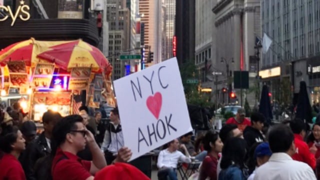 Aksi dukung Ahok di New York. (Foto: Twitter @pinotski )